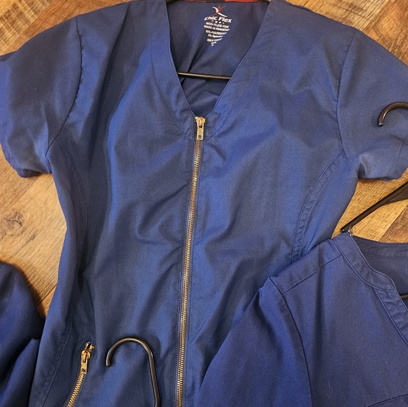 Four Scrub Tops Jaanuu and Chic flex - Picture 5 of 5